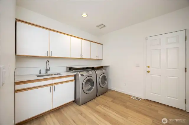 Laundry with garage access ample stiage