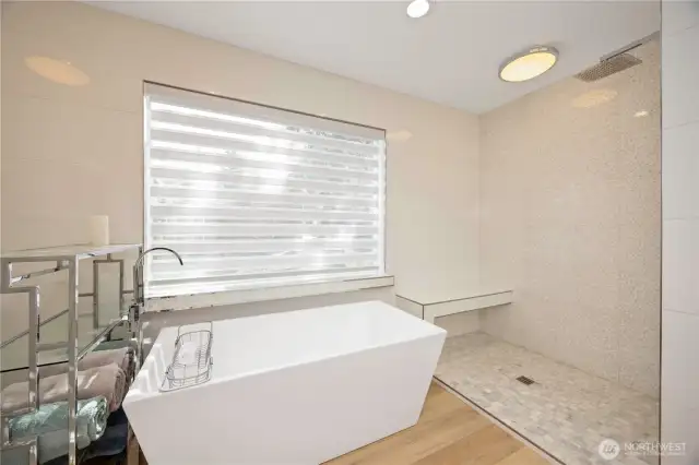 Beautifully updated primary ensuite soaking tub & walk-in shower