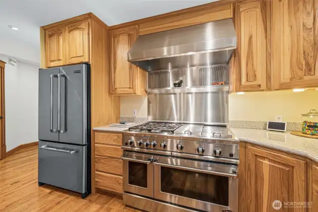 Large double oven w/gas cooktop.