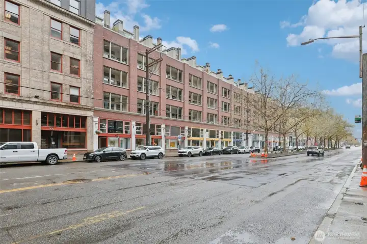 Centrally Located near Resturants, Grocery Stores and Transit