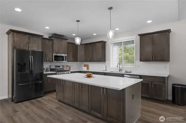 Massive island - Double sided cabinets