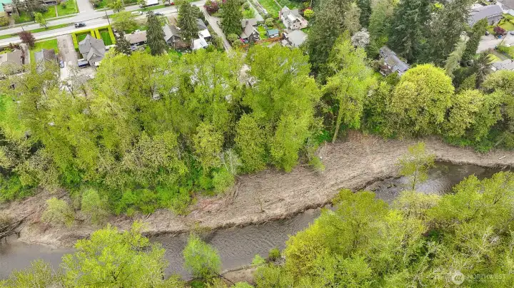 Duplex sits near Woods Creek