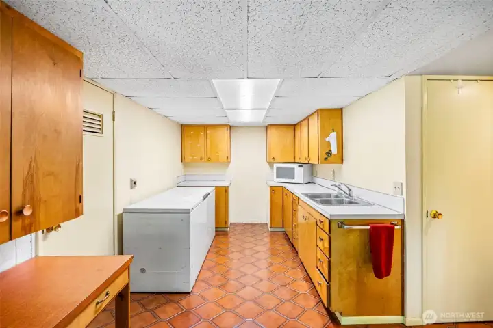 Lower level kitchen space without a range