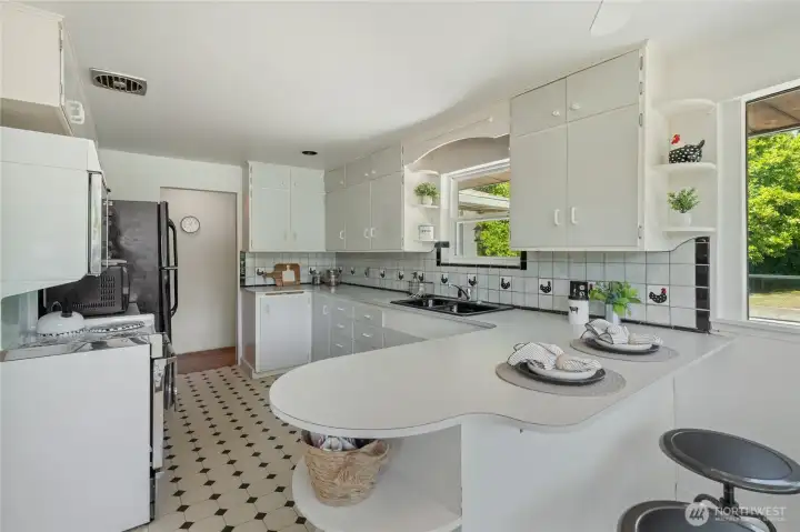 A true vintage kitchen! Awesome!