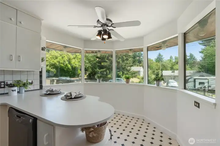 A lovely eating space in the kitchen.