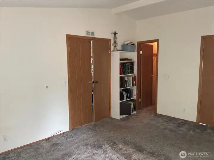 Primary bed with walk in closet