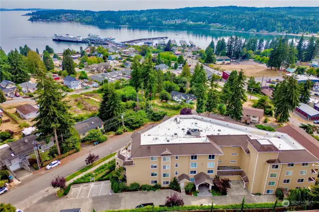 Incredible location for access to car/passenger ferry to Edmonds and passenger ferry to Downtons Seattle. Also great dining, beaches, hiking and renown Whitehorse Golf Course.