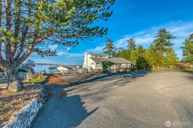 Bartwood Lodge with ample parking