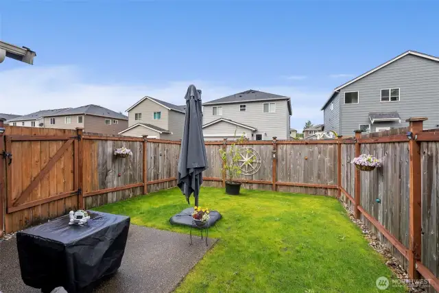 The fully fenced backyard is so private! For dining, coffee, snoozing, playing—you choose:)