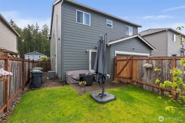 Another angle of the backyard—we wanted to show you that there‘s plenty of room on the sideward-whether for storage or more gardening, maybe?