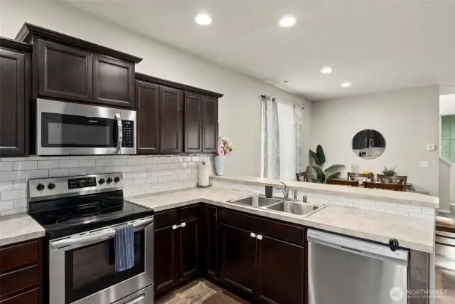 Beautiful stainless steel appliances, attractive finishes…