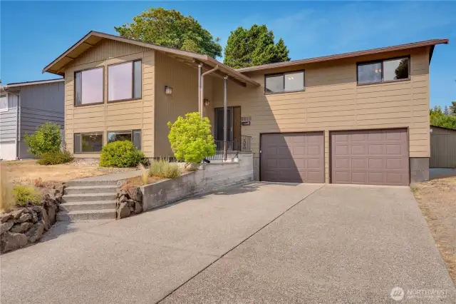 Updates to this West Tacoma split entry home just 5 minutes from the Proctor District include energy efficient cooling, solid oak hardwood floors, and a new electrical panel.