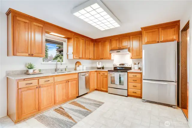 The eat-in kitchen features quartz counters, an undermount sink, a west-facing window, and a full set of appliances.