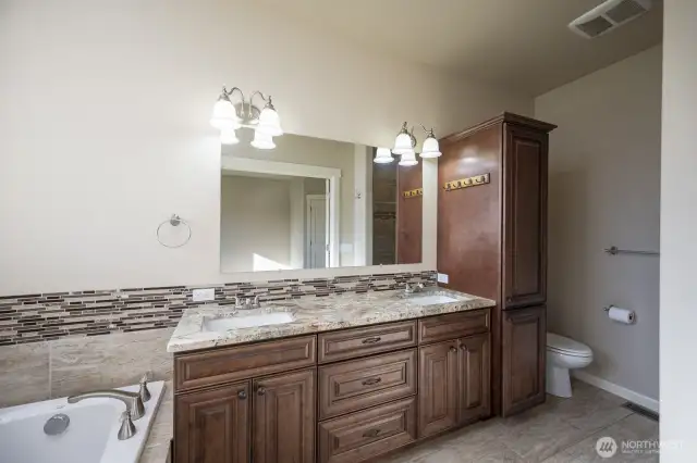 Large Primary EnSuite with a Jetted Tub!