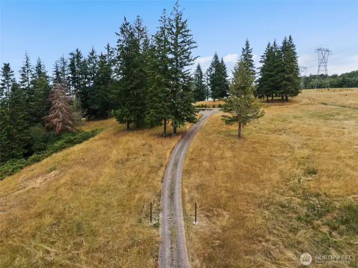 Driveway approach up to the property