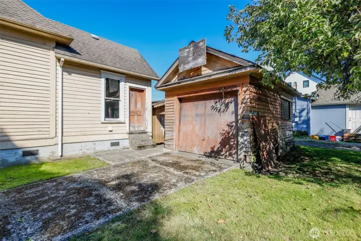 Garage/Parking with Access off Laundry