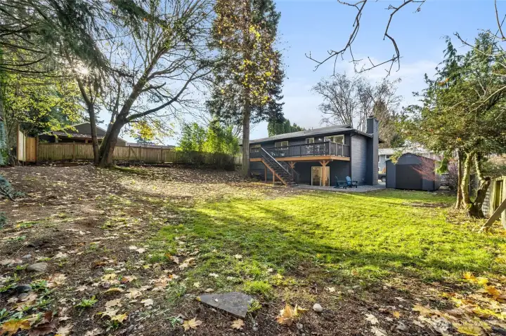 Large backyard lot, perfect for gardening, entertaining, playing, pets...