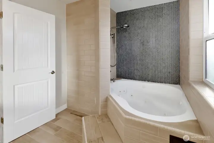 Soaking Tub with a Spa-like Retreat Feel!