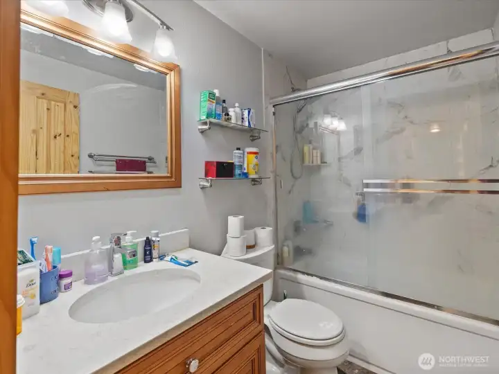 upper level full bath