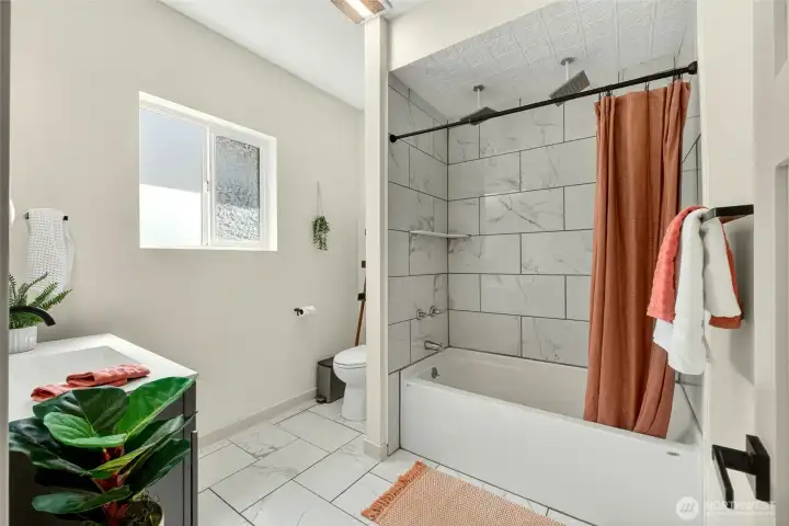 Full primary en suite bathroom.