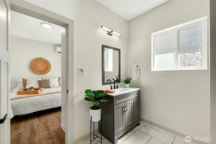 Full primary en suite bathroom.