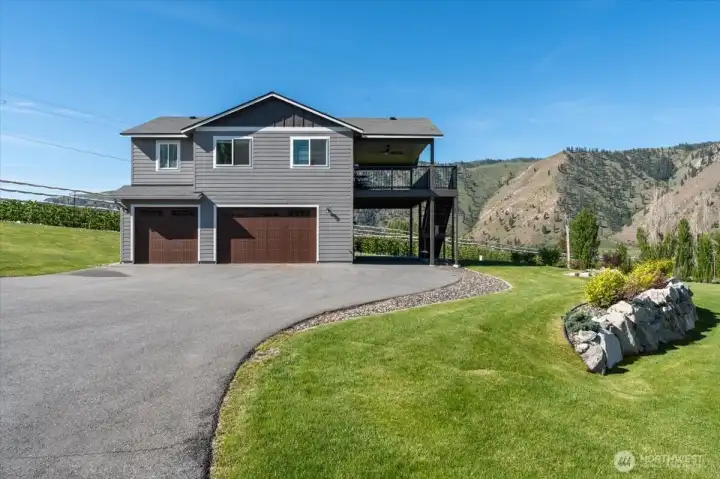 Detached shop with 2 bed/1 bath ADU on upper level