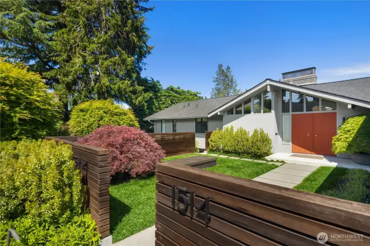 Understated curb appeal...handsome and meticulous. Understated curb appeal...handsome and meticulous.