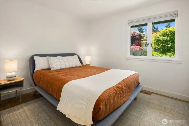 Ssecond bedroom on the main floor. Ssecond bedroom on the main floor.