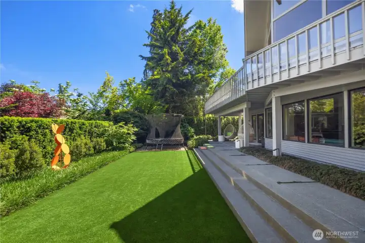 Huge backyard, fully fenced and beautifully landscaped! Huge backyard, fully fenced and beautifully landscaped!