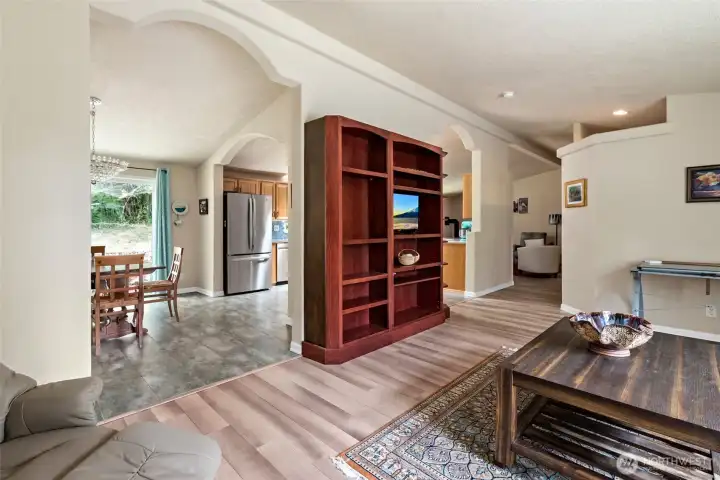 Architectural touch - note the arches to dining and kitchen
