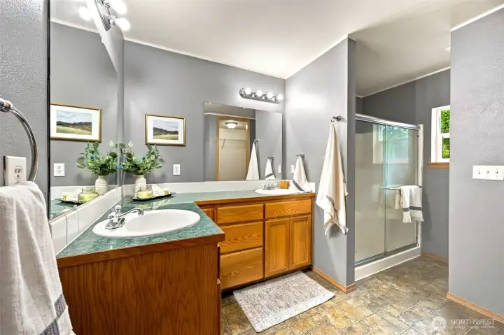 Primary suite attached 3/4 bathroom