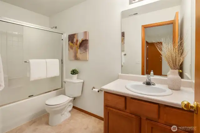 Bedroom #4 en suite Full Bathroom