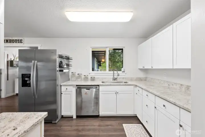 Spacious kitchen w/ tons of cabinets!