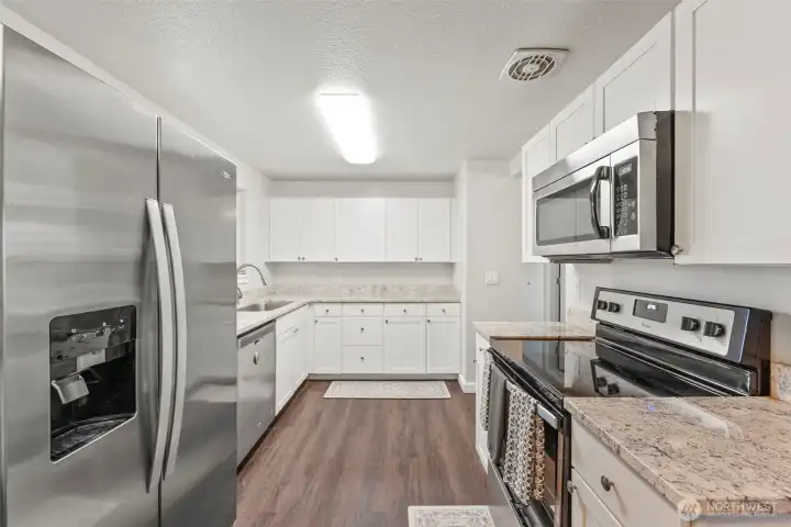 Spacious kitchen w/ tons of cabinets!