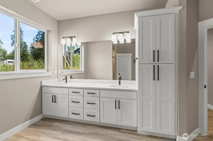 Primary EnSuite with Dual Sinks and Lots of Storage