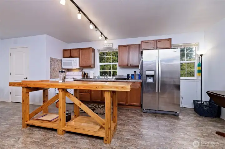 Cool kitchen in the apartment. Most everything can stay!