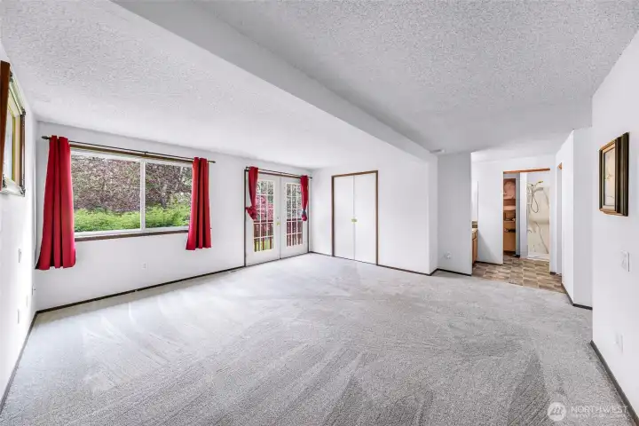 Huge primary suite with brand new carpet.