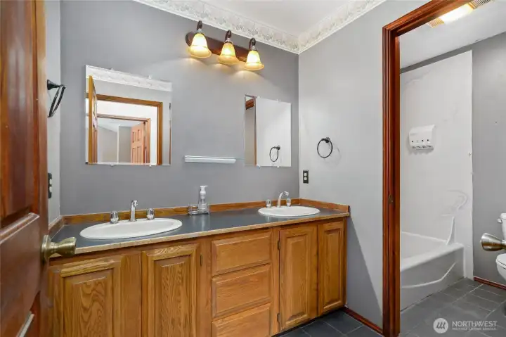 Full Hall bath 2nd floor with double sinks, tub/shower & toilet.
