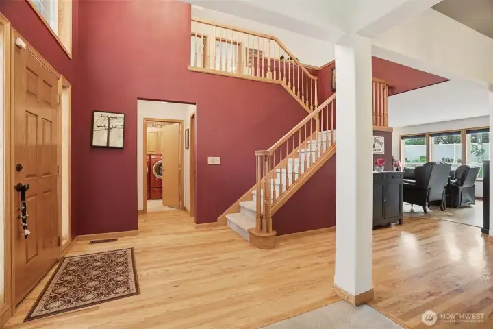 Entry with vaulted ceilings Entry with vaulted ceilings