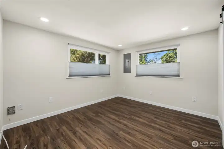 Primary en suite or den?