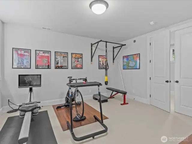 The lower level features an en suite bedroom, perfect as a guest suite or a versatile exercise area to suit your lifestyle needs.