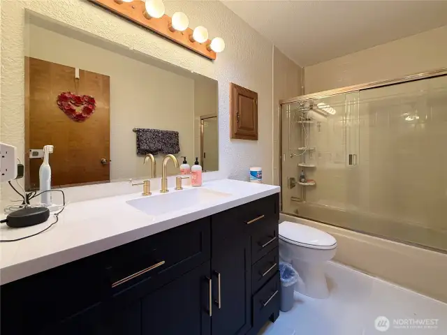 Primary full bath en suite