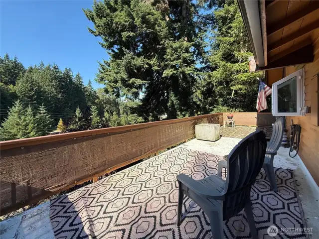 Huge upper level deck