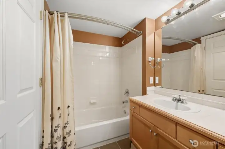 Primary Bathroom shower/tub