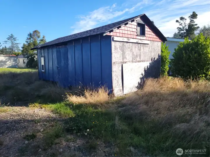 Detached garage