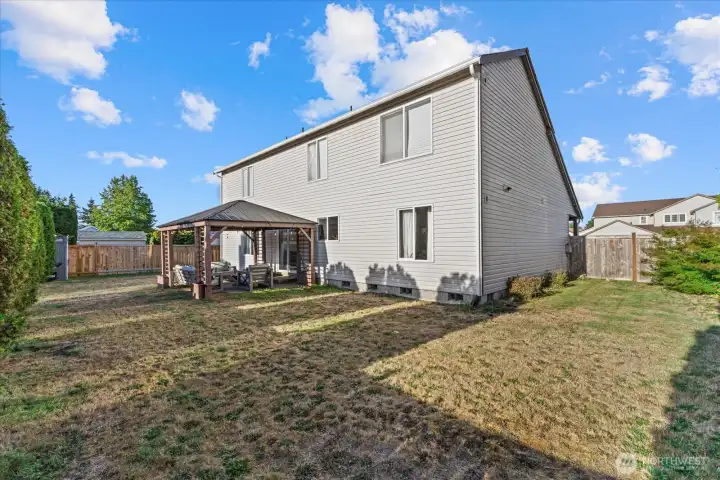 Huge backyard with Dogrun on both sides.