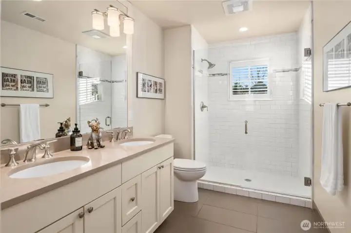 Bathroom shared by 3rd and 4th secondary bedrooms