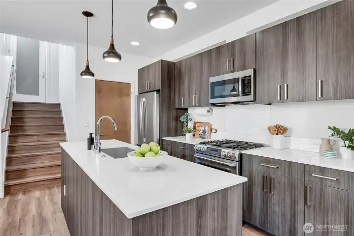 Elegant Modern Kitchen with Designer Finishes Elegant Modern Kitchen with Designer Finishes