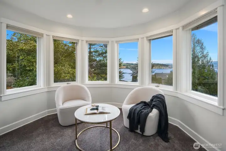 A stunning curved wall of windows in the primary suite frames breathtaking panoramic views of Lake Sammamish, an extraordinary and tranquil sitting area where you can wake up each morning to one of the Pacific Northwest's most beautiful backdrops. A stunning curved wall of windows in the primary suite frames breathtaking panoramic views of Lake Sammamish, an extraordinary and tranquil sitting area where you can wake up each morning to one of the Pacific Northwest's most beautiful backdrops.