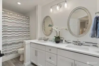 Remodeled bathroom with dual sinks. Amber Ridge Bothell. For sale. Kat Hartnell Engel and Voelkers Seattle Eastside.